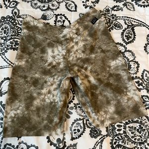 Medium Lici Fit V-cut Scrunch Biker Shorts Tie Dye Green